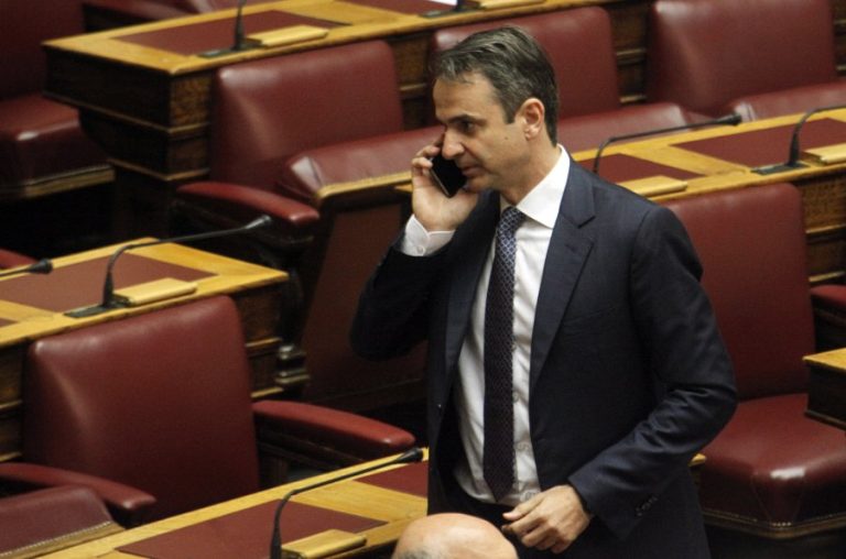 Ο Κυριάκος Μητσοτάκης ενημερώνει τους πολιτικούς αρχηγούς για τη συνάντηση με Ερντογάν