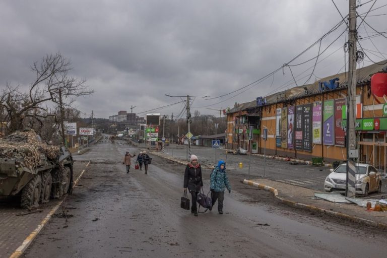 Πληροφορίες ότι το νεοναζιστικό τάγμα Αζόφ χτύπησε αμάχους που προσπαθούσαν να βγουν από τη Μαριούπολη