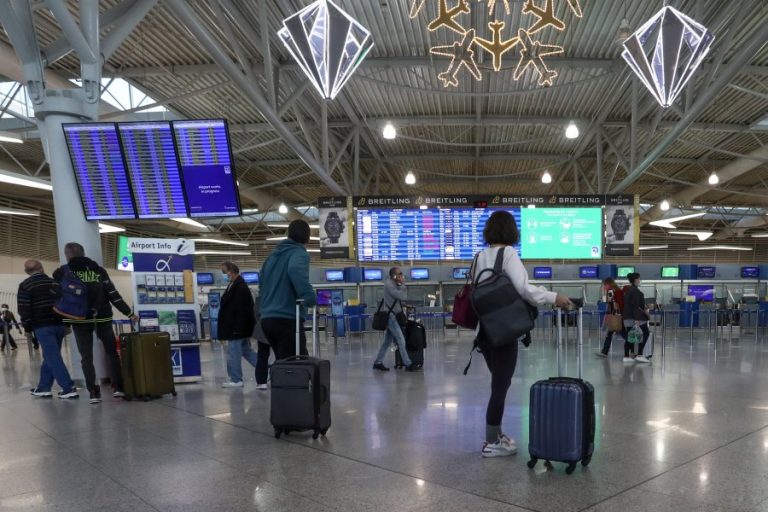 Τέλος το PLF για όσους έρχονται στην Ελλάδα, από πότε καταργείται το μέτρο