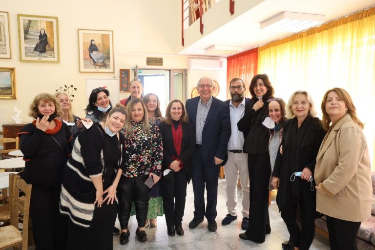 Επίσκεψη του Δημάρχου Αμαρουσίου Θεόδωρου Αμπατζόγλου στο Κεντρικό ΚΑΠΗ της πόλης – Δήμος Αμαρουσίου
