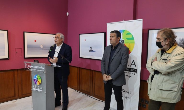 Ο Δήμαρχος Αμαρουσίου Θ. Αμπατζόγλου εγκαινίασε την Έκθεση Φωτογραφίας, με θέμα «Απέναντι ή Δίπλα, της οικογένειας Σοφικίτη στην Ολυμπιακή Δημοτική Πινακοθήκη «Σπύρος Λούης» – Δήμος Αμαρουσίου