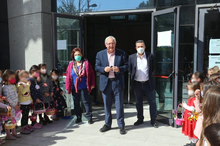 Τα κάλαντα του Λαζάρου έψαλλαν στο Δήμαρχο Αμαρουσίου Θεόδωρο Αμπατζόγλου, τα παιδιά του 5ου Νηπιαγωγείου Αμαρουσίου – Δήμος Αμαρουσίου