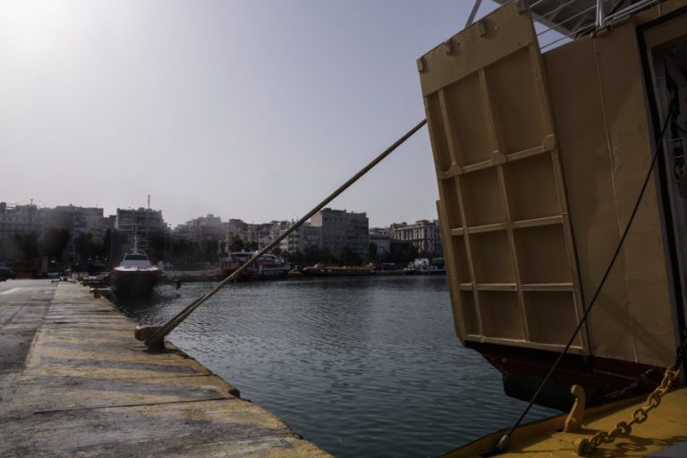 Νεκρός άνδρας που έπεσε στο λιμάνι του Πειραιά