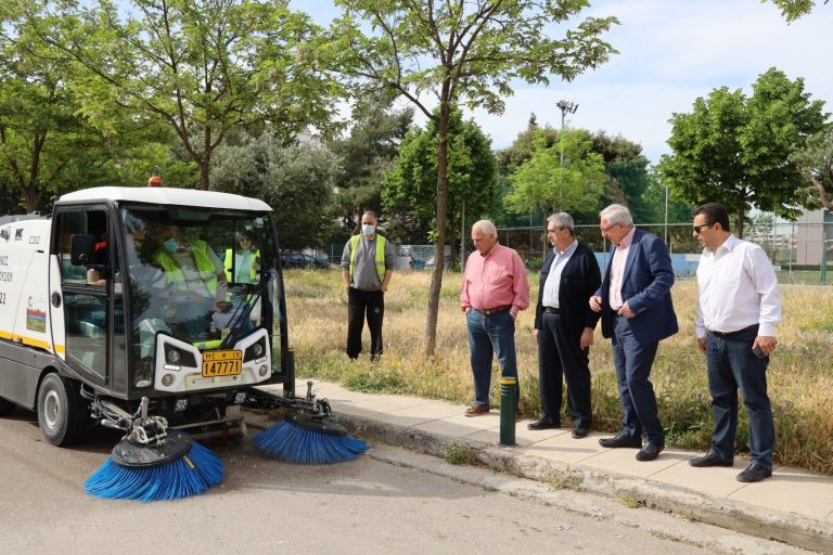 Επιχειρησιακή επίδειξη των 3 νεοαποκτηθέντων σαρώθρων του Δήμου Αμαρουσίου κατά τις εργασίες καθαρισμού και συντήρησης πρασίνου στην πλατεία Ζεκάκου – Δήμος Αμαρουσίου