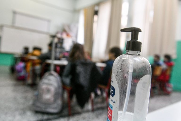 Σύγχυση με τις μάσκες στα σχολεία σε εξωτερικούς χώρους, τι ισχύει