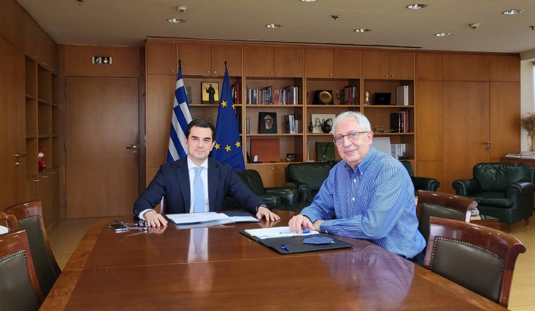 Συνάντηση του Δημάρχου Αμαρουσίου και Αντιπροέδρου του Ι.Τ.Α. Θεόδωρου Αμπατζόγλου με τον Υπουργό Περιβάλλοντος και Ενέργειας Κώστα Σκρέκα – Δήμος Αμαρουσίου