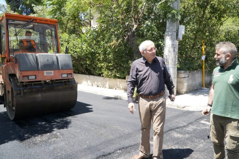 Αυτοψία του Δημάρχου Αμαρουσίου Θεόδωρου Αμπατζόγλου στα έργα ασφαλτοστρώσεων στην πόλη – Δήμος Αμαρουσίου