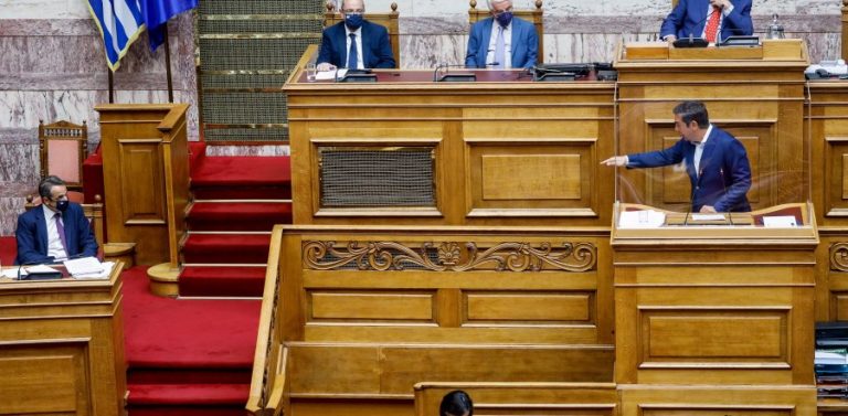 Ώρα… παρακολουθήσεων στη Βουλή, διασταυρώνουν τα «ξίφη» τους οι πολιτικοί αρχηγοί
