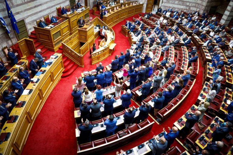 Παρακολουθήσεις: Δεύτερος γύρος σύγκρουσης στη Βουλή για την εξεταστική – Τα ευρήματα των δημοσκοπήσεων
