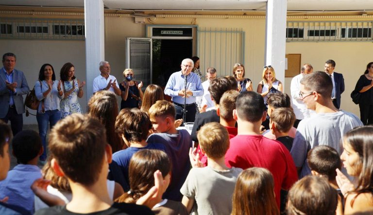 Στους αγιασμούς του 1ου Δημοτικού και του 8ου Γυμνασίου ο Δήμαρχος Αμαρουσίου Θεόδωρος Αμπατζόγλου – Δήμος Αμαρουσίου