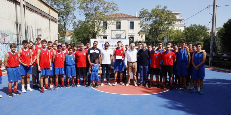 Ο Δήμαρχος Αμαρουσίου Θεόδωρος Αμπατζόγλου βραβεύει τον αθλητή Έκτορα Μητσώνη – Δήμος Αμαρουσίου