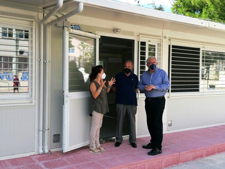 Επίσκεψη του Δημάρχου Αμαρουσίου Θεόδωρου Αμπατζόγλου στο 6ο Γυμνάσιο – Αυτοψία στο έργο τοποθέτησης αιθουσών βοηθητικής διδασκαλίας – Δήμος Αμαρουσίου