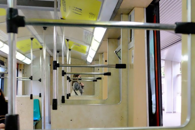 «Μυστήριο» στον ηλεκτρικό: Γυναίκα δέχθηκε «αδέσποτη» πέτρα στο κεφάλι… ενώ ήταν σε συρμό, άγνωστος ο δράστης