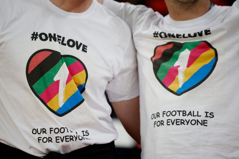 Περιζήτητα τα περιβραχιόνια «OneLove», μετά την απαγόρευσή τους από τη FIFA