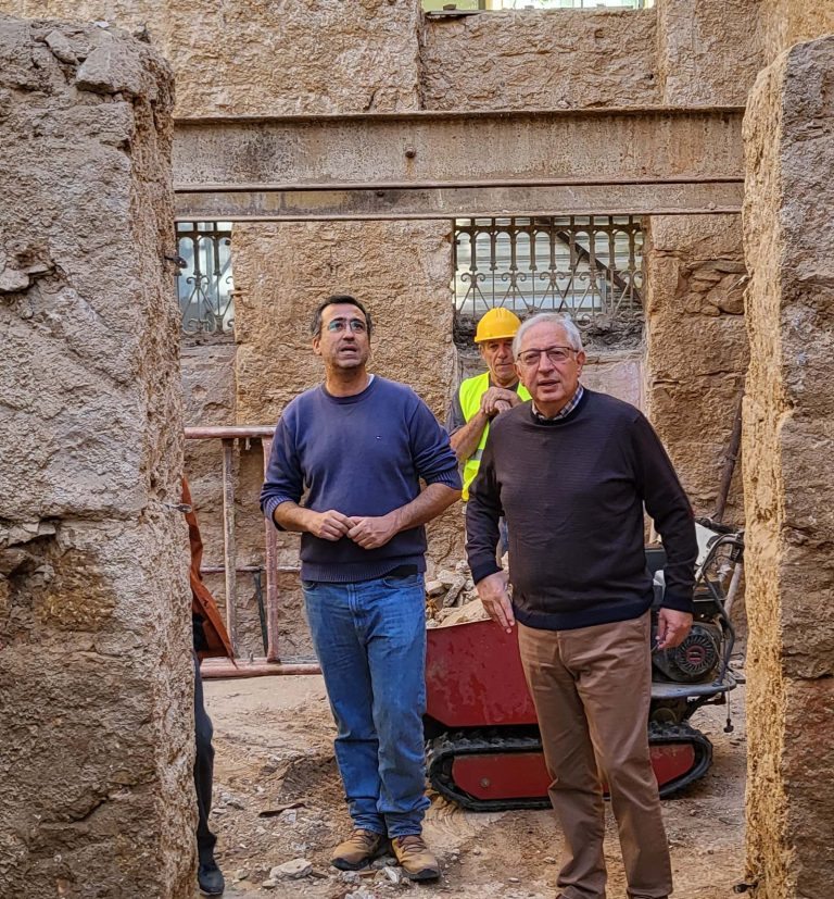 Αυτοψία του Δημάρχου Αμαρουσίου Θεόδωρου Αμπατζόγλου στο πρώτο στάδιο εργασιών αποκατάστασης – αξιοποίησης της Βίλας Λουμίδη – Δήμος Αμαρουσίου