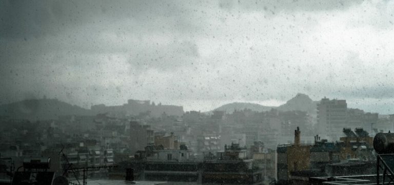 «Τόνοι» βροχής σε περιοχές της Αττικής έως σήμερα το μεσημέρι