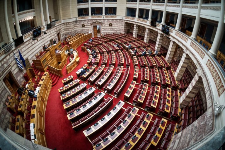 Κατατέθηκε στη Βουλή το μίνι ασφαλιστικό: Τι αλλάζει σε συντάξεις και εισφορές, πότε πληρώνονται επιταγή ακρίβειας και επίδομα παιδιού