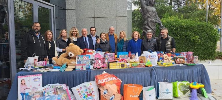 Μεγάλη η ανταπόκριση των πολιτών στη δράση του «Όλοι Μαζί Μπορούμε» για τη συγκέντρωση Χριστουγεννιάτικων δώρων για τα παιδιά του Αμαρουσίου – Δήμος Αμαρουσίου