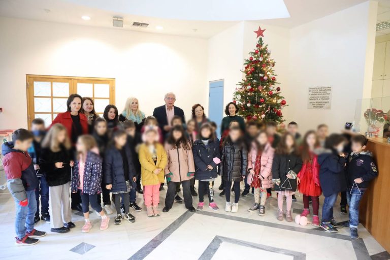 Μελωδικά «Χρόνια Πολλά» και Χριστουγεννιάτικες ευχές δέχθηκε ο Δήμαρχος Αμαρουσίου Θεόδωρος Αμπατζόγλου από παιδιά Νηπιαγωγείων και Δημοτικών Σχολείων της πόλης – Δήμος Αμαρουσίου