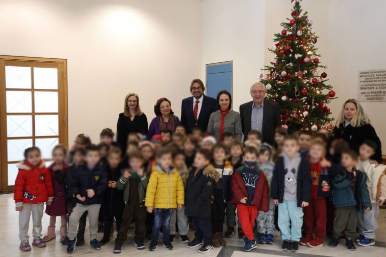 Χριστουγεννιάτικα κάλαντα και μελωδίες τραγούδησαν στο Δήμαρχο Αμαρουσίου Θ. Αμπατζόγλου τα παιδιά των Δημοτικών Παιδικών Σταθμών, των Νηπιαγωγείων και Δημοτικών Σχολείων της πόλης – Δήμος Αμαρουσίου