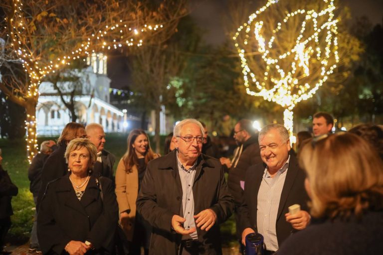 Στις εορταστικές εκδηλώσεις και το άναμμα του Χριστουγεννιάτικου δέντρου του Συλλόγου Ψαλιδίου «Η Ζωοδόχος Πηγή» παρέστη ο Δήμαρχος Αμαρουσίου Θ. Αμπατζόγλου – Δήμος Αμαρουσίου