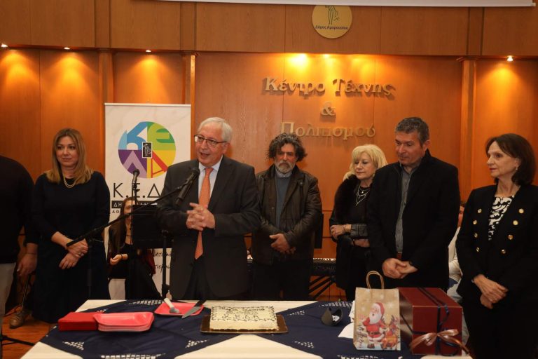 Ο Δήμαρχος Αμαρουσίου Θεόδωρος Αμπατζόγλου στην εκδήλωση κοπής της πρωτοχρονιάτικης πίτας της ΚΕΔΑ – Δήμος Αμαρουσίου