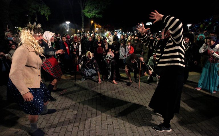Αποκριάτικο ξεφάντωμα στην Κεντρική Πλατεία με τους πολιτιστικούς και μουσικοχορευτικούς συλλόγους του Χαλανδρίου – Δήμος Χαλανδρίου