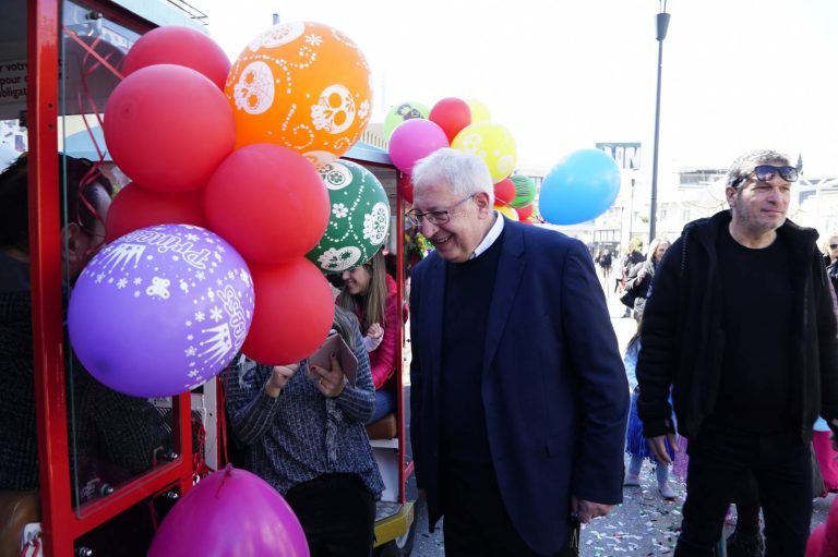 Παρουσία του Δημάρχου Αμαρουσίου Θεόδωρου Αμπατζόγλου η πρώτη μεγάλη αποκριάτικη γιορτή στο κέντρο της πόλης – Δήμος Αμαρουσίου