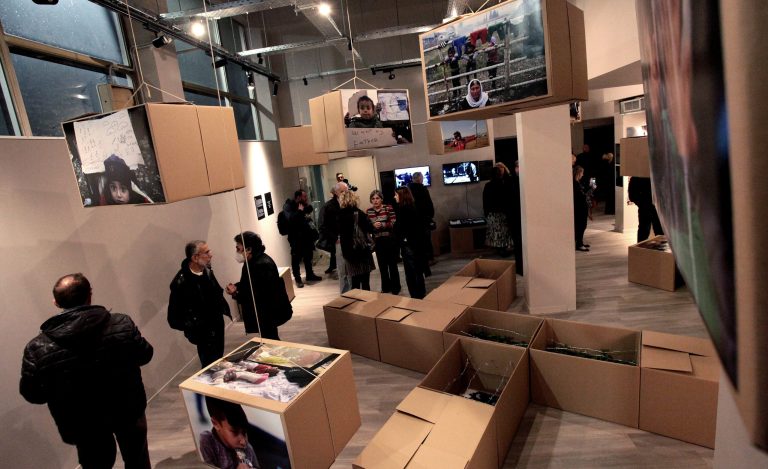 Εγκαίνια της έκθεσης «Let the children talk» στο Κέντρο Νεότητας – Η συγκλονιστική εμπειρία της προσφυγιάς μέσα από τα μάτια των παιδιών – Δήμος Χαλανδρίου