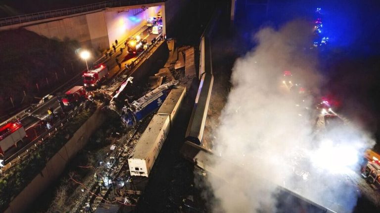 Σύγκρουση τρένων στα Τέμπη: 26 νεκροί, 85 τραυματίες – Η επίσημη ενημέρωση