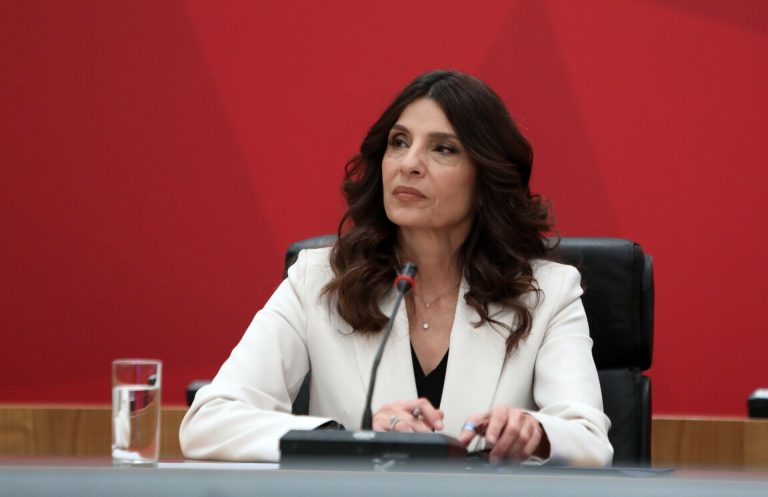 Ο κ. Καραμανλής δεν ξέρει, τι γίνεται μπροστά στα μάτια του