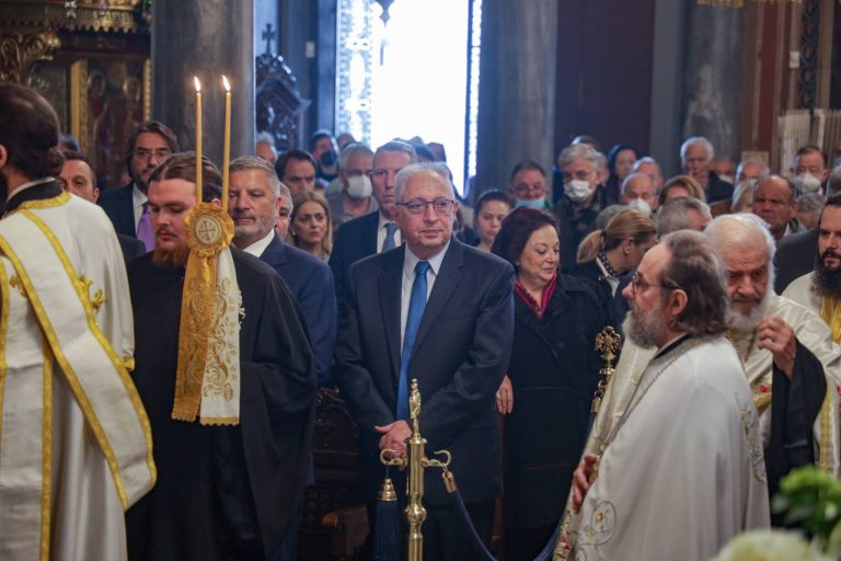 Παρουσία του Δημάρχου Αμαρουσίου Θεόδωρου Αμπατζόγλου η ακολουθία των Μεγάλων Ωρών και της Αποκαθηλώσεως στον Ι. Ν. Κοιμήσεως Θεοτόκου Αμαρουσίου – Δήμος Αμαρουσίου