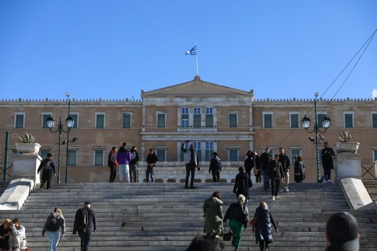 Πόσο θα μειωθεί ο πληθυσμός της Ελλάδας έως το 2050