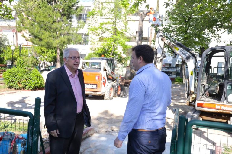 Αυτοψία του Δημάρχου Αμαρουσίου Θεόδωρου Αμπατζόγλου κατά την έναρξη εργασιών ανακαίνισης της Παιδικής Χαράς στην Πλατεία Ηπειρώτικων – Δήμος Αμαρουσίου