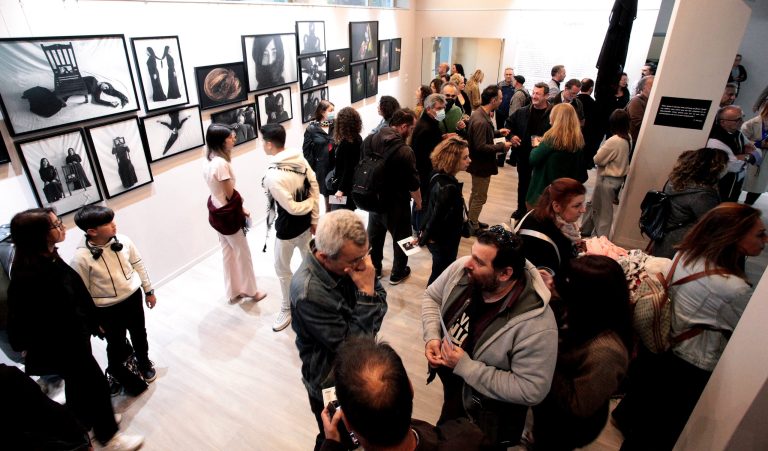 Η δύναμη των γυναικών σε πρώτο πλάνο στην έκθεση «Captivity» που εγκαινιάστηκε στο Κέντρο Νεότητας του Δήμου – Δήμος Χαλανδρίου