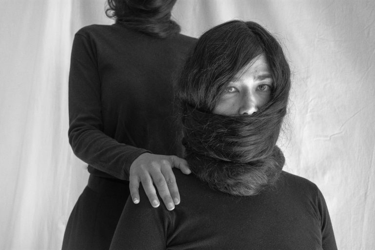«Captivity – Αιχμαλωσία» – Έκθεση φωτογραφίας της Μερόπης Σταυρινού εμπνευσμένη από την πρόσφατη εξέγερση των γυναικών στο Ιράν – Δήμος Χαλανδρίου