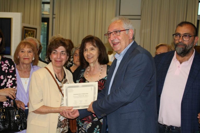 Τιμητική βράβευση από τον Δήμαρχο Αμαρουσίου Θ. Αμπατζόγλου των μελών του ΚΑΠΗ που συμμετείχαν με αξιόλογα έργα στην 7η Αναδρομική Έκθεση της Ομάδας Ζωγραφικής του ΚΑΠΗ – Δήμος Αμαρουσίου
