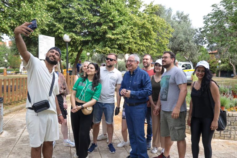 Με τη συμμετοχή του Δημάρχου Θ. Αμπατζόγλου, κατοίκων, μικρών παιδιών, και νέων από το πρόγραμμα Erasmus πρασίνισαν και καλλωπίστηκαν πάρκα στο Νέο Μαρούσι – Δήμος Αμαρουσίου