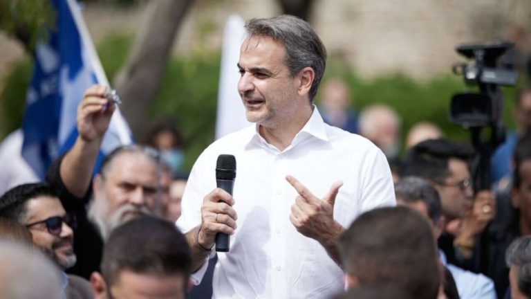 Μητσοτάκης στο Tik Tok: «Μέχρι τις 12 είχα γίνει ντίρλα» – Γιατί η Μαρέβα του έφερε την ανθοδέσμη στο κεφάλι
