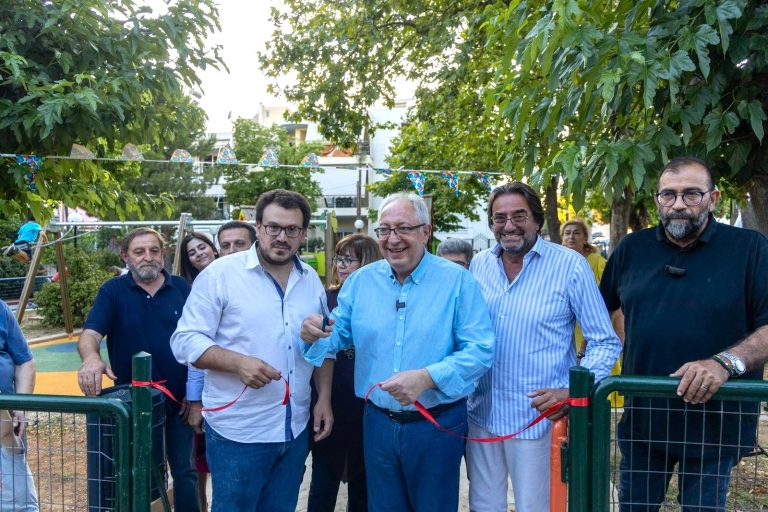Ο Δήμαρχος Αμαρουσίου Θεόδωρος Αμπατζόγλου εγκαινίασε την ανακατασκευασμένη Παιδική Χαρά στην πλατεία Ηπειρώτικων – Δήμος Αμαρουσίου