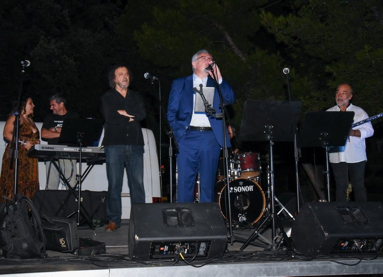 Εορταστική βραδιά παραμονή του 15Αύγουστου στην Πλατεία Αγίας Λαύρας Αμαρουσίου παρουσία του Δημάρχου Θεόδωρου Αμπατζόγλου – Δήμος Αμαρουσίου