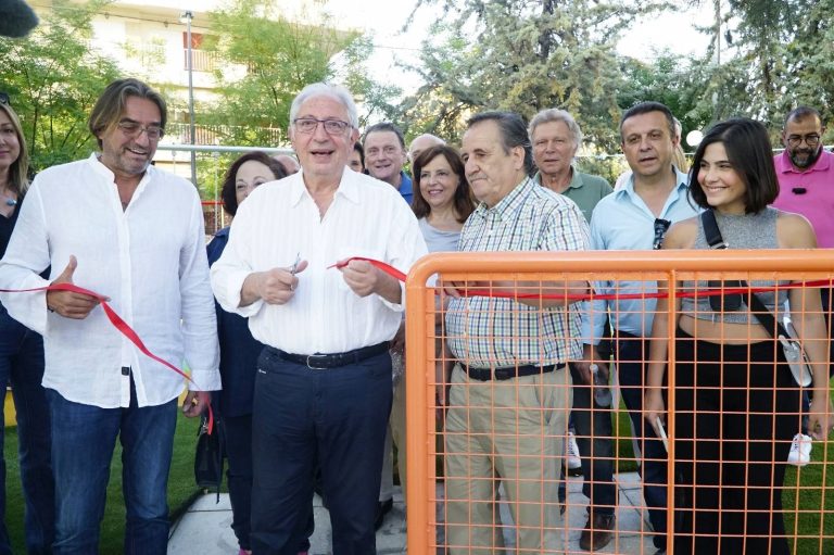 Ο Δήμαρχος Αμαρουσίου Θεόδωρος Αμπατζόγλου εγκαινίασε την ανακατασκευασμένη Παιδική Χαρά στην πλατεία Ξυλούρη (Κοκκινιά) – Δήμος Αμαρουσίου