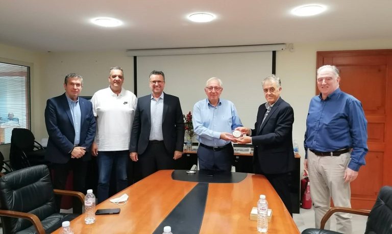 Τιμητική βράβευση για τον Δήμαρχο Αμαρουσίου Θ. Αμπατζόγλου από το Αθλητικό Σωματείο «Νίκη Αμαρουσίου» – Δήμος Αμαρουσίου