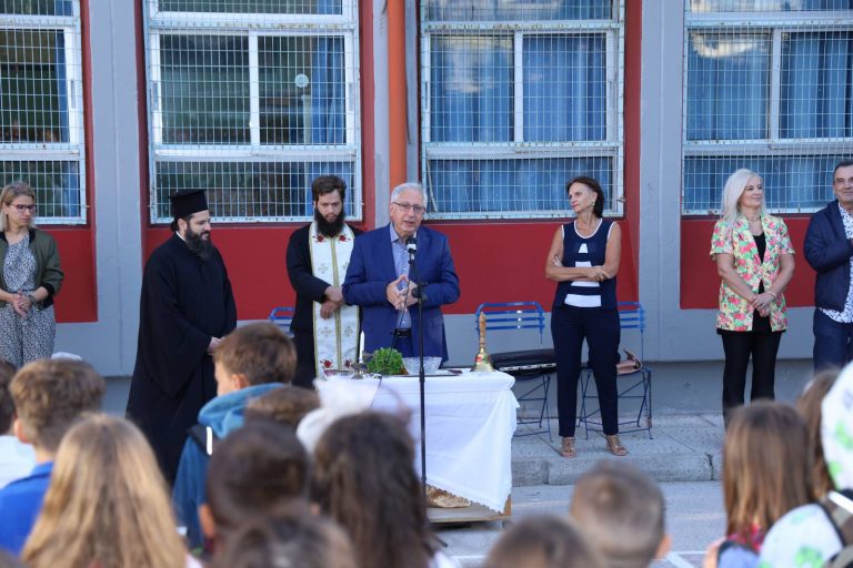 Κοντά στα παιδιά ο Δήμαρχος Αμαρουσίου Θ. Αμπατζόγλου στο πρώτο κουδούνι για τη νέα χρονιά – Δήμος Αμαρουσίου