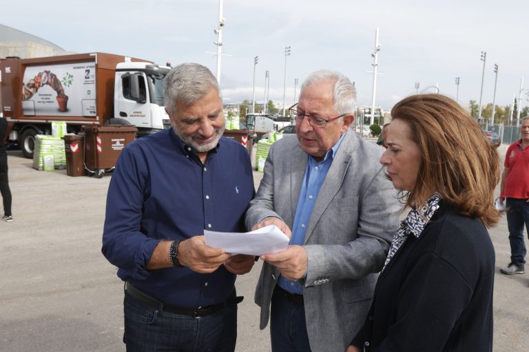 Παράδοση 3 απορριμματοφόρων και καφέ κάδων συλλογής βιοαποβλήτων από την Περιφέρεια Αττικής στον Δήμο Αμαρουσίου – Δήμος Αμαρουσίου