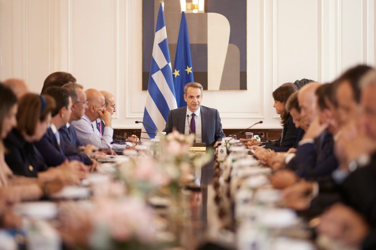 Μπαράζ συσκέψεων και σενάρια ανασχηματισμού στην κυβέρνηση μετά την καταστροφή