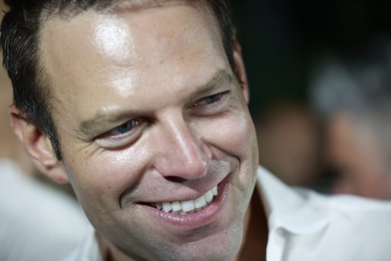 Μεγάλο προβάδισμα του Στέφανου Κασσελάκη με 45% έναντι της Έφης Αχτσιόγλου με 36% – Δεύτερος γύρος την επόμενη Κυριακή