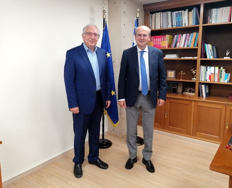 Συνάντηση του Δημάρχου Αμαρουσίου Θεόδωρου Αμπατζόγλου με τον Υπουργό Εθνικής Οικονομίας και Οικονομικών Κωστή Χατζηδάκη για τον «Οίκο Τυφλών» και το «Κέντρο Ελληνικής Κεραμικής» – Δήμος Αμαρουσίου