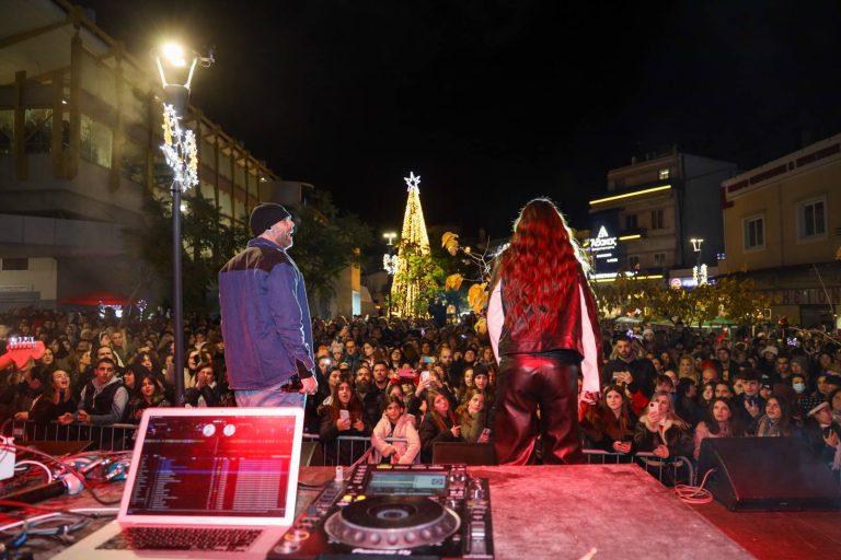 Λαμπερή η φωταγώγηση του Χριστουγεννιάτικου Δέντρου στο Μαρούσι με τους Μιχάλη Stavento και Ήβη Αδάμου – Δήμος Αμαρουσίου