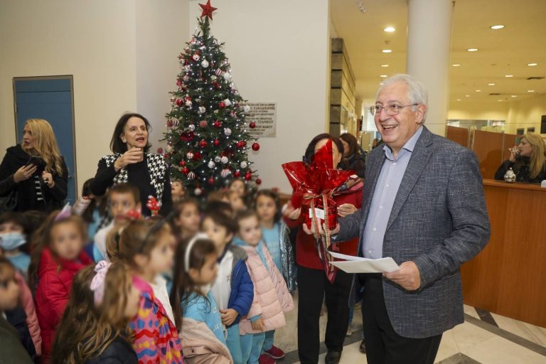 Χριστουγεννιάτικα κάλαντα και μελωδίες με τη συνοδεία μουσικών οργάνων αντήχησαν στο Δημαρχείο Αμαρουσίου  από τα παιδιά των Δημοτικών Παιδικών Σταθμών και των Σχολείων της πόλης – Δήμος Αμαρουσίου
